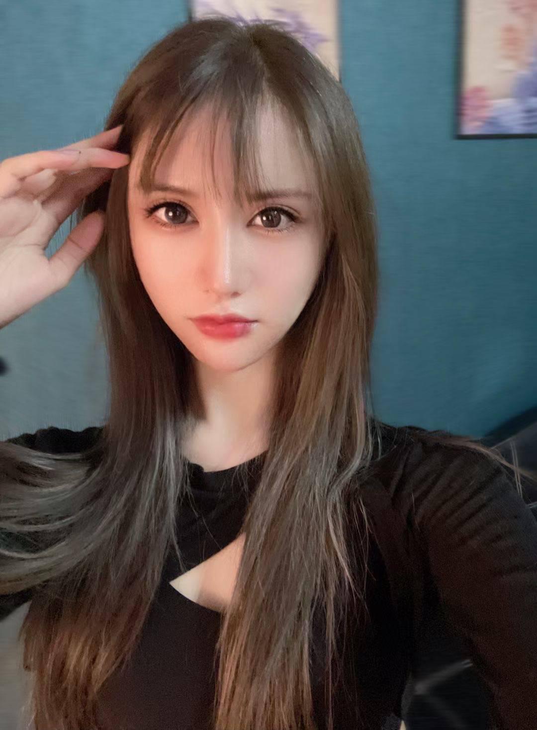 上海漂亮的娇小妹子